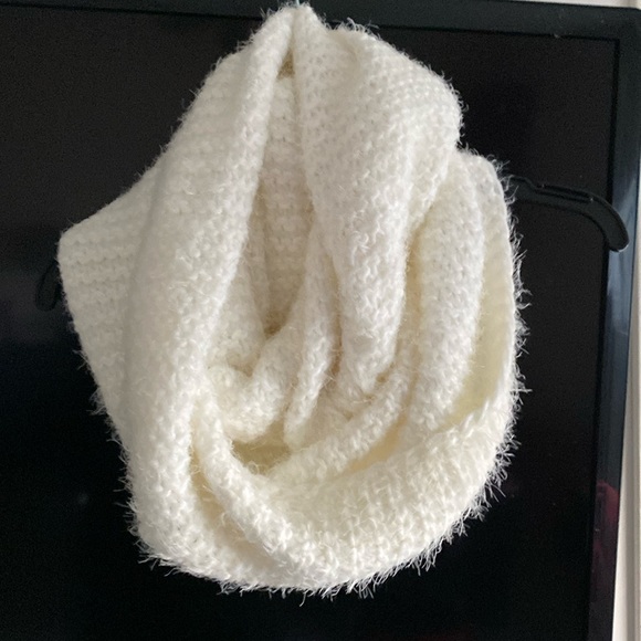 LA Express Cabin Fever Infinity Scarf - Picture 1 of 3